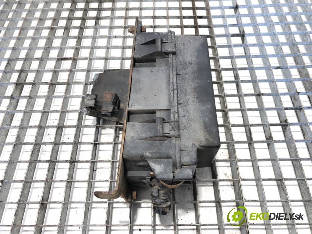 NISSAN CABSTAR (F24M, F24W) 2006 - 2013    35.13 DCI, 45.13 DCI 2.5 (F24M) 96 kW [131 KM] olej napędowy 2006 - 2012  skříňka poistková  (Pojistkové skříňky)