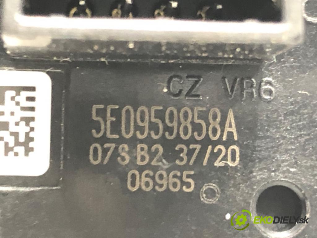 SKODA FABIA III (NJ3) 2014 - 2022    1.0 TSI 70 kW [95 KM] benzyna 2014 - 2022  Prepínač okien 5E0959858A (Prepínač/spínač/tlačidlo a ovládač kúrenia)