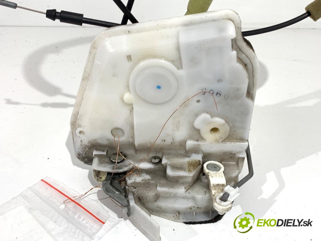 MAZDA 2 (DE_, DH_) 2007 - 2015    1.3 (DE3FS) 63 kW [86 KM] benzyna 2007 - 2015  zámok dveře levý přední část