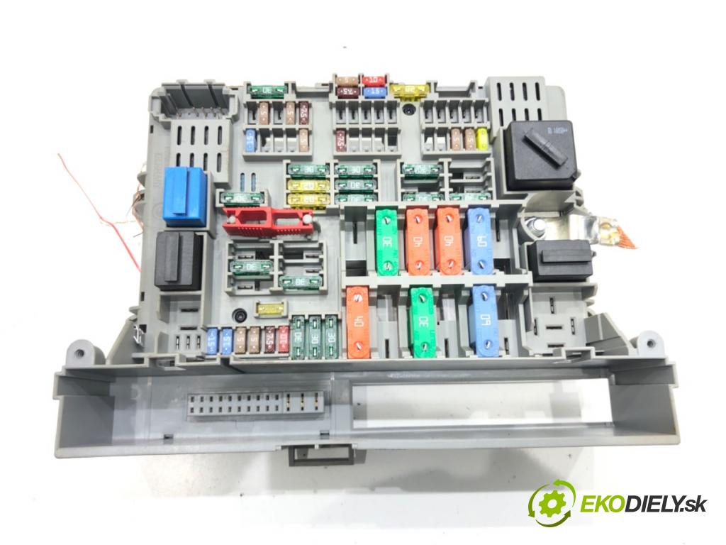 BMW 3 (E90) 2004 - 2012    320 i 110 kW [150 KM] benzyna 2004 - 2007  skříňka poistková 6906613 (Pojistkové skříňky)