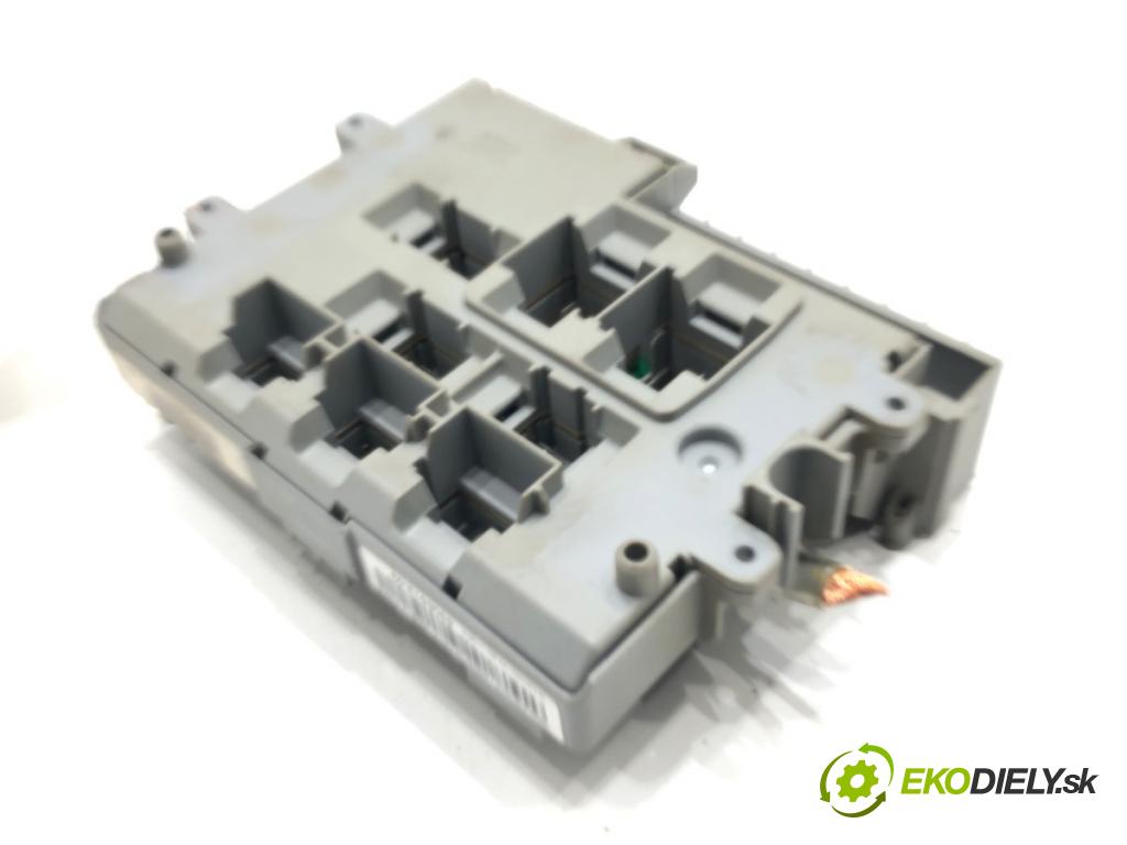 BMW 3 (E90) 2004 - 2012    320 i 110 kW [150 KM] benzyna 2004 - 2007  skříňka poistková 6906613 (Pojistkové skříňky)