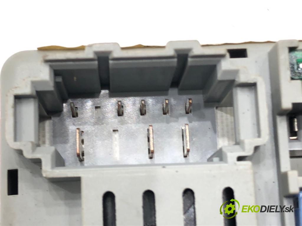 BMW 3 (E90) 2004 - 2012    320 i 110 kW [150 KM] benzyna 2004 - 2007  skříňka poistková 6906613 (Pojistkové skříňky)