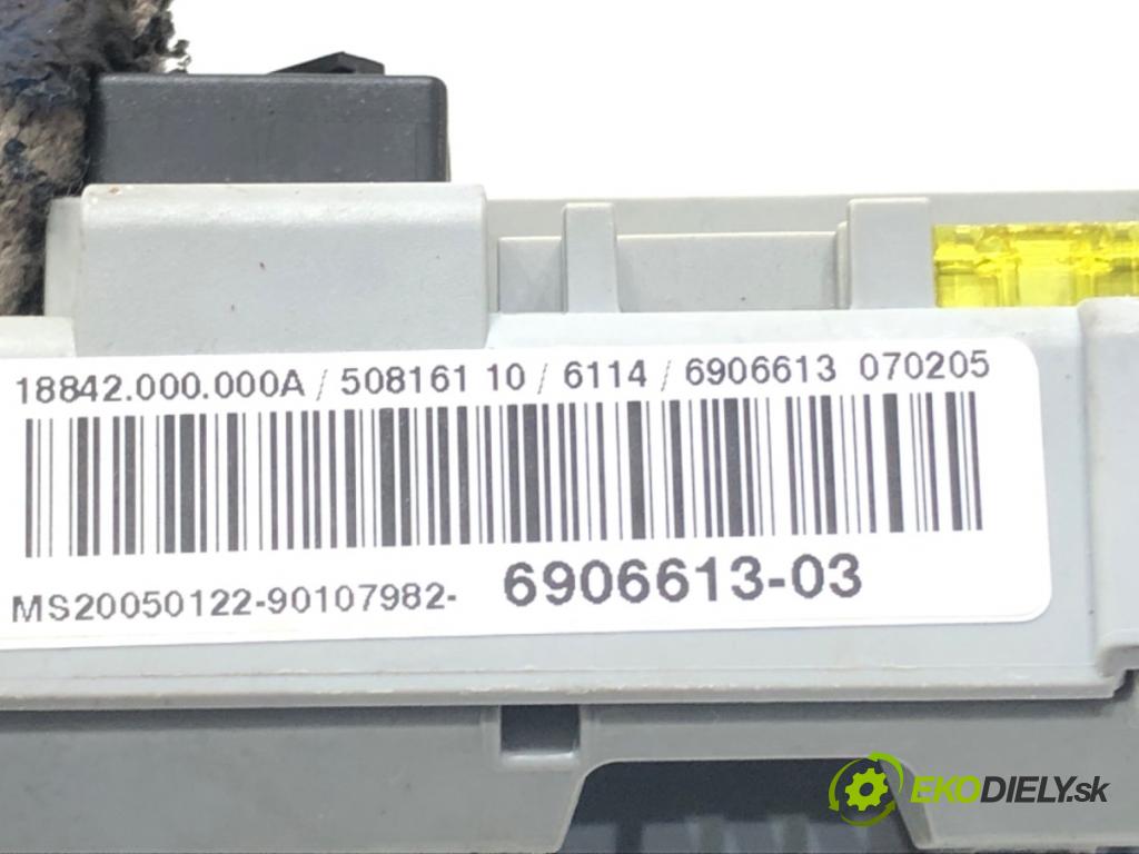 BMW 3 (E90) 2004 - 2012    320 i 110 kW [150 KM] benzyna 2004 - 2007  skříňka poistková 6906613 (Pojistkové skříňky)