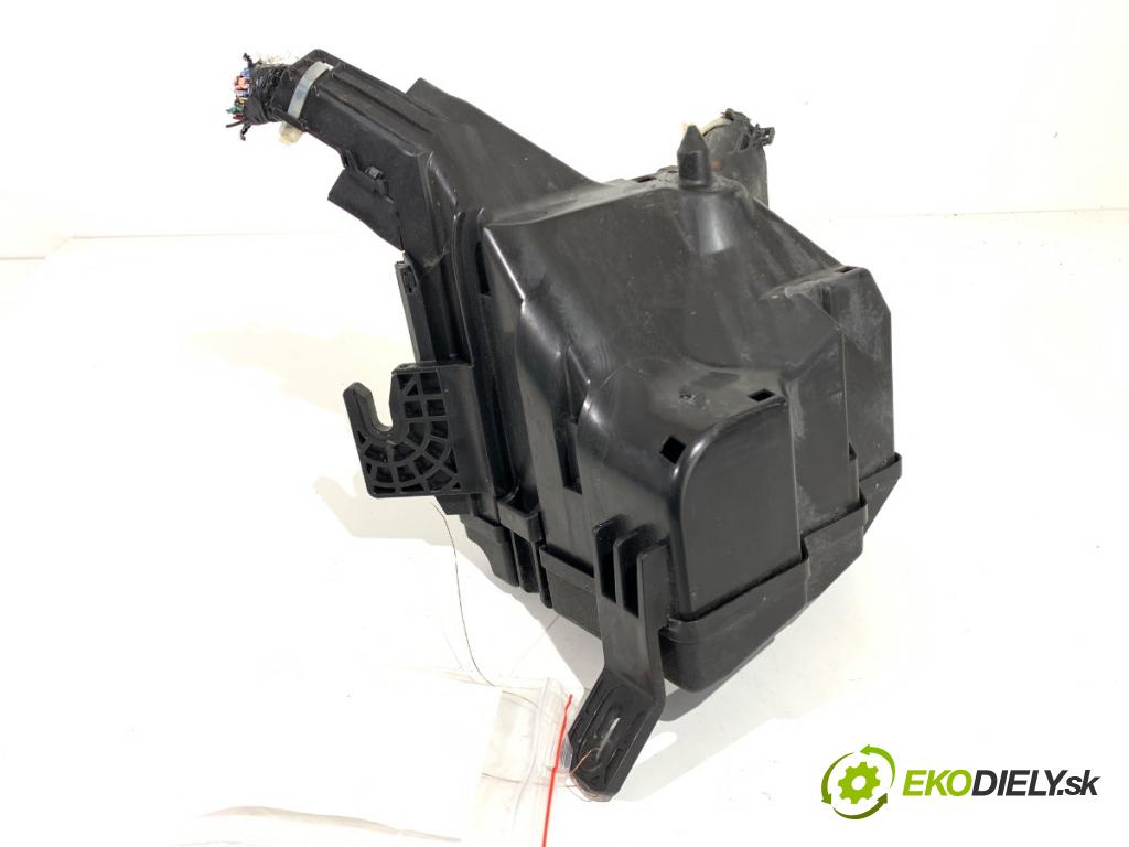 MAZDA 2 (DE_, DH_) 2007 - 2015    1.3 (DE3FS) 63 kW [86 KM] benzyna 2007 - 2015  modul BSI  (Pojistkové skříňky)