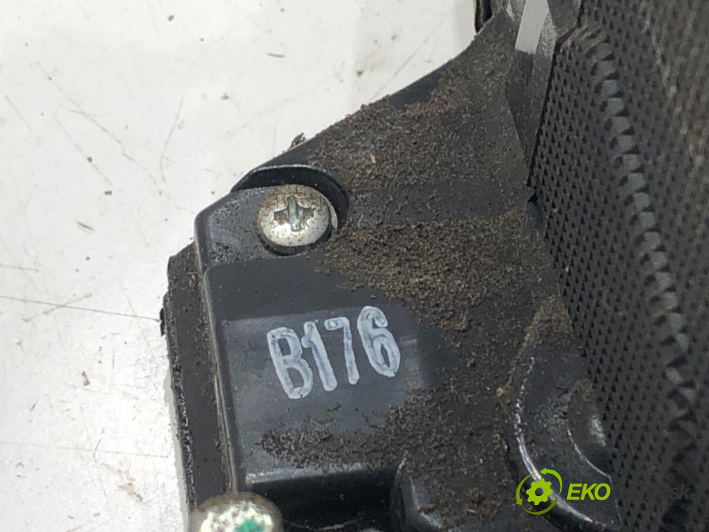 TOYOTA COROLLA Verso (ZER_, ZZE12_, R1_) 2004 - 2009    2.2 D-4D (AUR10_) 100 kW [136 KM] olej napędowy 2005 - 2009  zámok dveře pravý zadní část