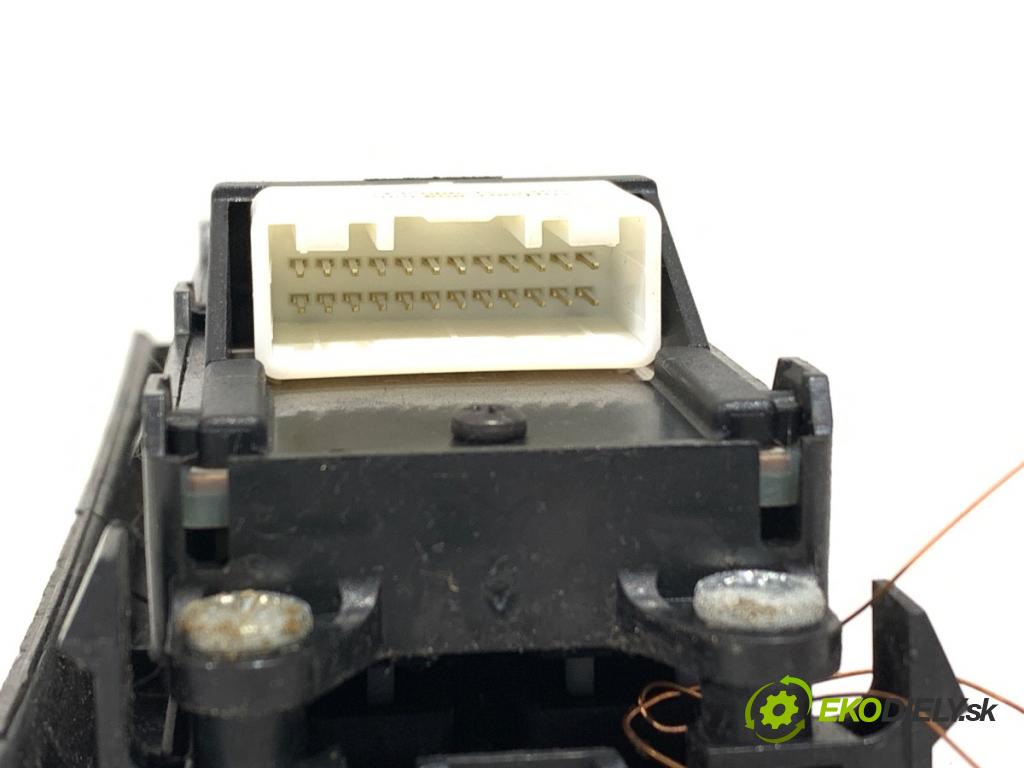 TOYOTA COROLLA Verso (ZER_, ZZE12_, R1_) 2004 - 2009    2.2 D-4D (AUR10_) 100 kW [136 KM] olej napędowy 2005 - 2009  Prepínač okien 84820-0F030 (Prepínač/spínač/tlačidlo a ovládač kúrenia)