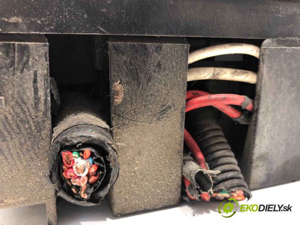 KIA SPORTAGE II (JE_, KM) 2004 - 2022    2.0 i 16V 104 kW [141 KM] benzyna 2004 - 2022  skříňka poistková 91951-1F230 (Pojistkové skříňky)