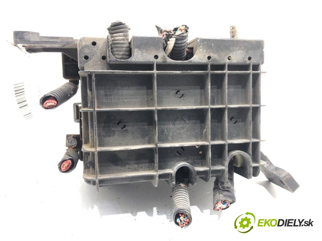 KIA SPORTAGE II (JE_, KM) 2004 - 2022    2.0 i 16V 104 kW [141 KM] benzyna 2004 - 2022  skříňka poistková 91951-1F230 (Pojistkové skříňky)