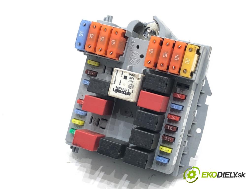 FIAT CROMA (194_) 2005 - 2022    1.9 D Multijet (194AXC1B, 194AXC12) 110 kW [150 KM] olej napędowy 2005 - 2011  skříňka poistková 51738102 (Pojistkové skříňky)