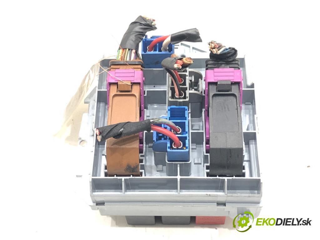 FIAT CROMA (194_) 2005 - 2022    1.9 D Multijet (194AXC1B, 194AXC12) 110 kW [150 KM] olej napędowy 2005 - 2011  skříňka poistková 51738102 (Pojistkové skříňky)