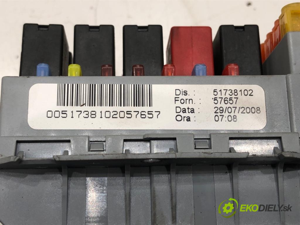 FIAT CROMA (194_) 2005 - 2022    1.9 D Multijet (194AXC1B, 194AXC12) 110 kW [150 KM] olej napędowy 2005 - 2011  skříňka poistková 51738102 (Pojistkové skříňky)