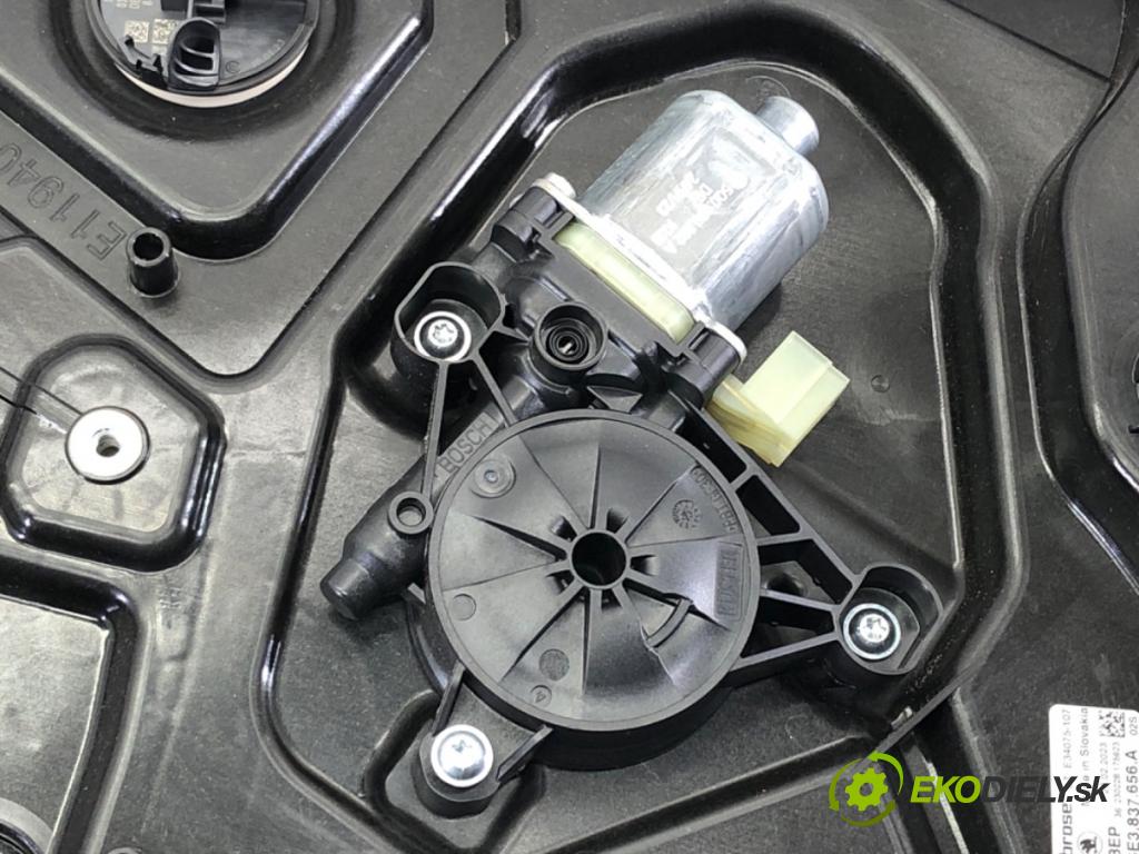 SKODA OCTAVIA IV (NX3, NN3) 2020 - 2022    2.0 TDI 110 kW [150 KM] olej napędowy 2020 - 2022  mechanismus okna pravý přední část 5E3837656A