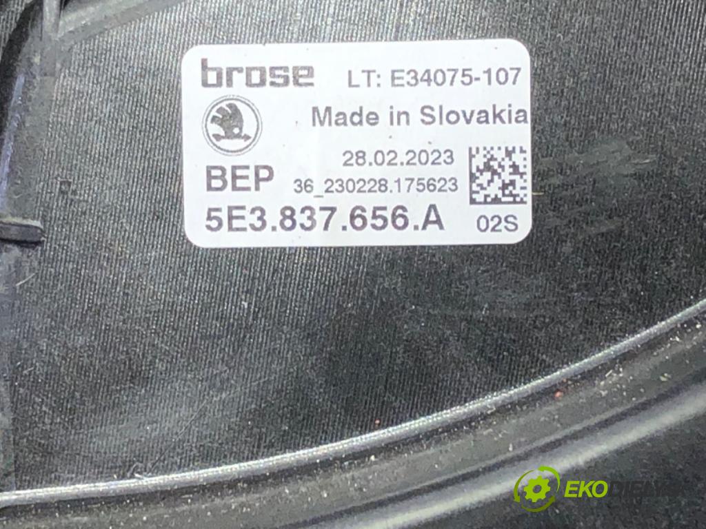 SKODA OCTAVIA IV (NX3, NN3) 2020 - 2022    2.0 TDI 110 kW [150 KM] olej napędowy 2020 - 2022  mechanismus okna pravý přední část 5E3837656A