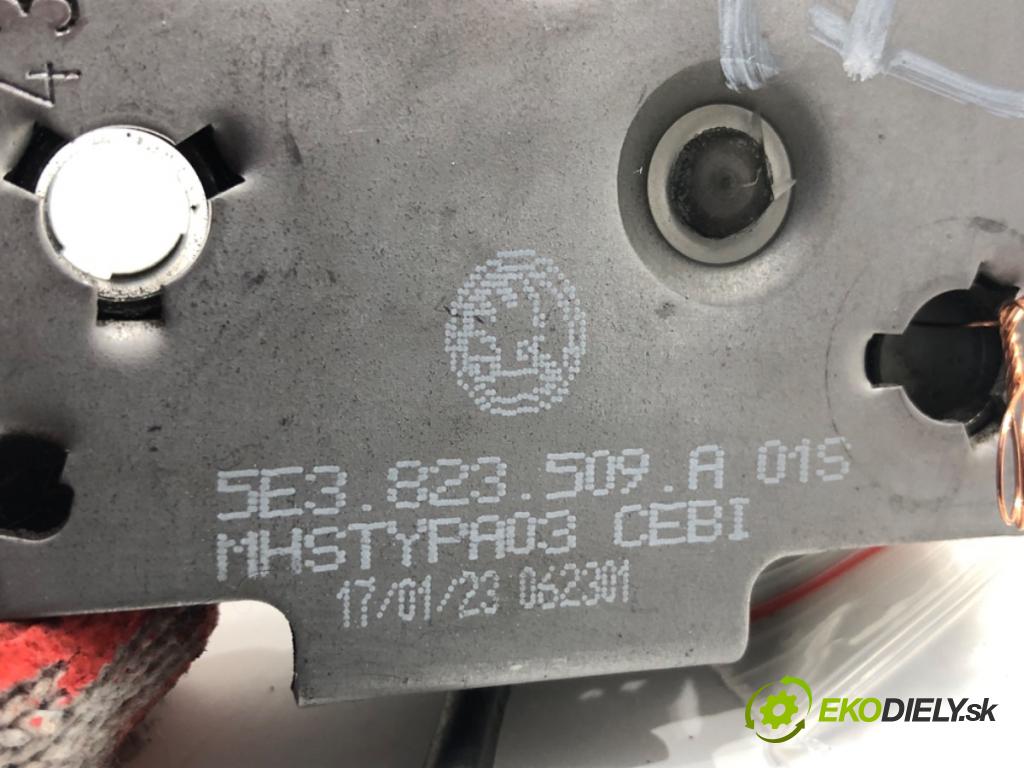 SKODA OCTAVIA IV (NX3, NN3) 2020 - 2022    2.0 TDI 110 kW [150 KM] olej napędowy 2020 - 2022  zámok kapoty pravý 5E3823509A