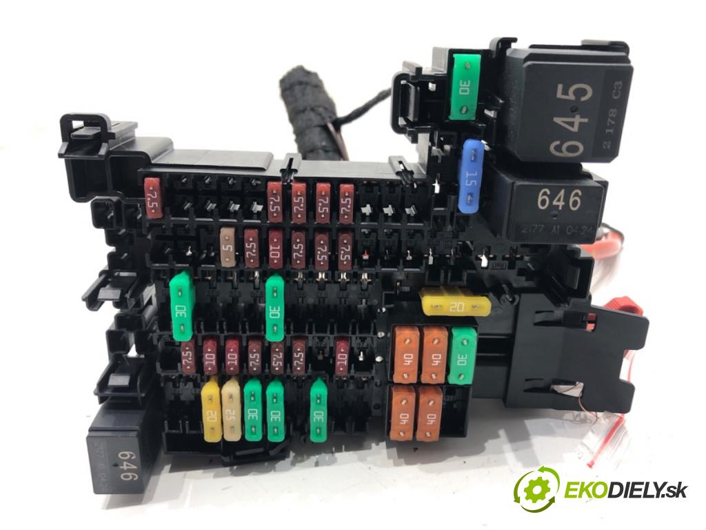 SKODA OCTAVIA IV (NX3, NN3) 2020 - 2022    2.0 TDI 110 kW [150 KM] olej napędowy 2020 - 2022  skříňka poistková 5WA937615 (Pojistkové skříňky)