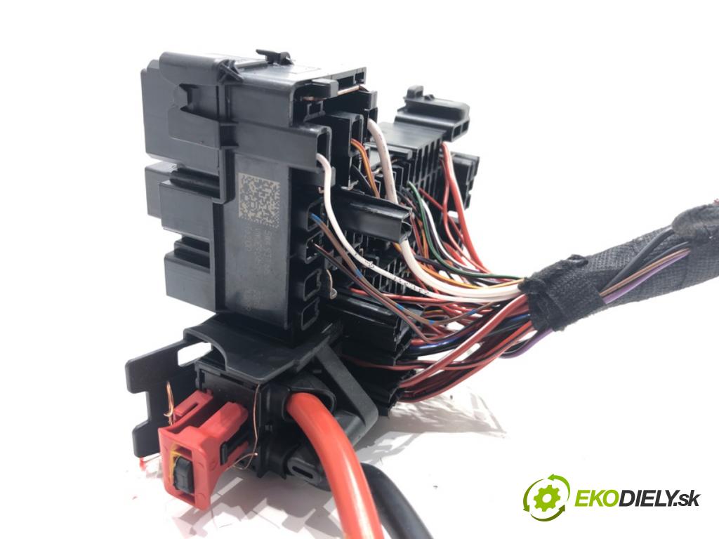 SKODA OCTAVIA IV (NX3, NN3) 2020 - 2022    2.0 TDI 110 kW [150 KM] olej napędowy 2020 - 2022  skříňka poistková 5WA937615 (Pojistkové skříňky)