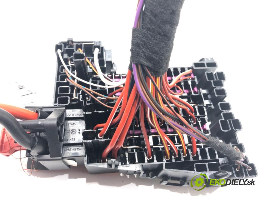 SKODA OCTAVIA IV (NX3, NN3) 2020 - 2022    2.0 TDI 110 kW [150 KM] olej napędowy 2020 - 2022  skříňka poistková 5WA937615 (Pojistkové skříňky)