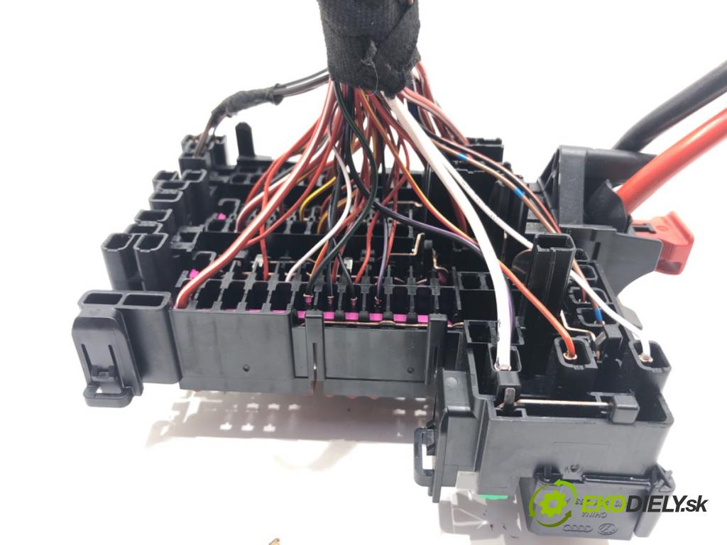 SKODA OCTAVIA IV (NX3, NN3) 2020 - 2022    2.0 TDI 110 kW [150 KM] olej napędowy 2020 - 2022  skříňka poistková 5WA937615 (Pojistkové skříňky)