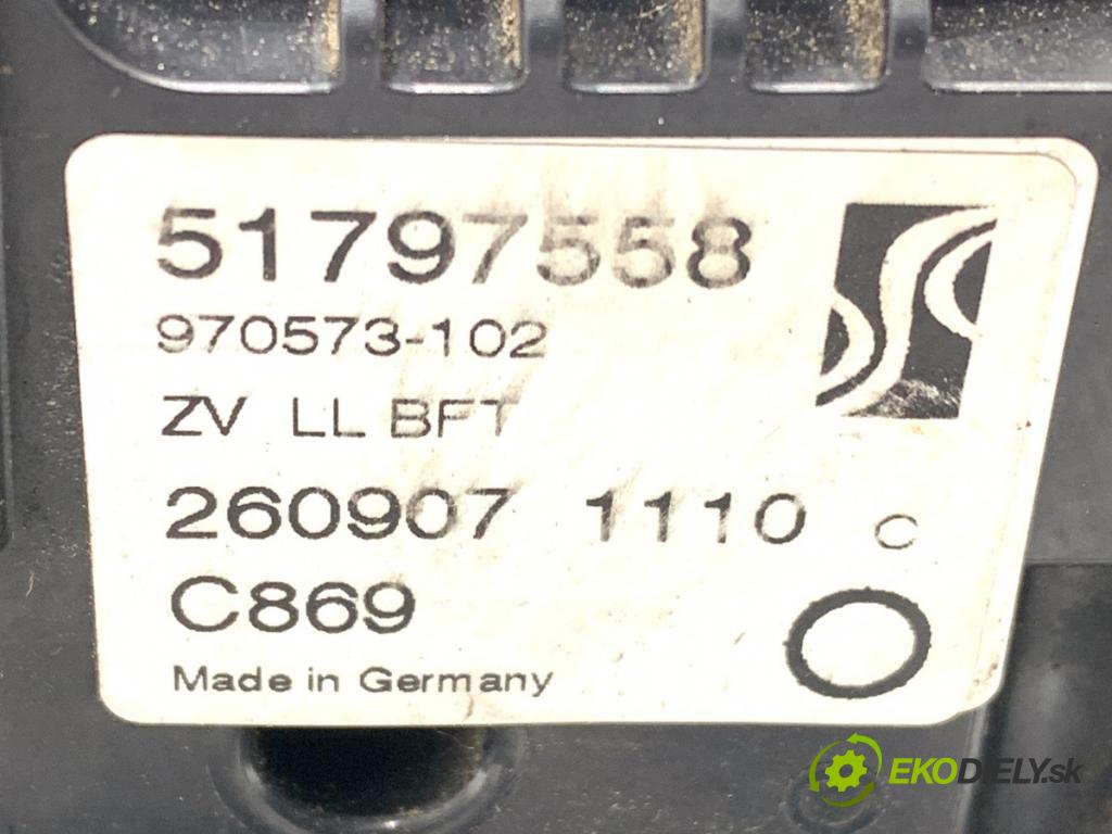 FIAT GRANDE PUNTO (199_) 2005 - 2022    1.4 (199AXB11, 199AXB1A, 199BXB1A, 199AXL1A) 57 kW [77 KM] benzyna 2005 - 2015  zámok dveře pravý přední část 51797558
