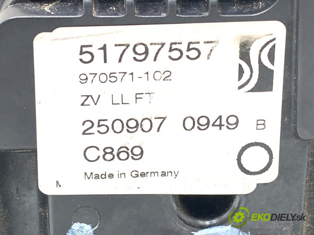 FIAT GRANDE PUNTO (199_) 2005 - 2022    1.4 (199AXB11, 199AXB1A, 199BXB1A, 199AXL1A) 57 kW [77 KM] benzyna 2005 - 2015  zámok dveře levý přední část 51797557
