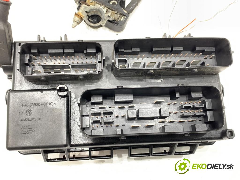 FIAT GRANDE PUNTO (199_) 2005 - 2022    1.4 (199AXB11, 199AXB1A, 199BXB1A, 199AXL1A) 57 kW [77 KM] benzyna 2005 - 2015  skříňka poistková 51736451 (Pojistkové skříňky)