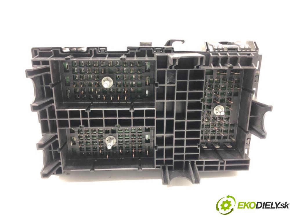 CHRYSLER PACIFICA 2016 - 2022    3.6 214 kW [291 KM] benzyna 2016 - 2022  skříňka poistková 68338722AA (Pojistkové skříňky)