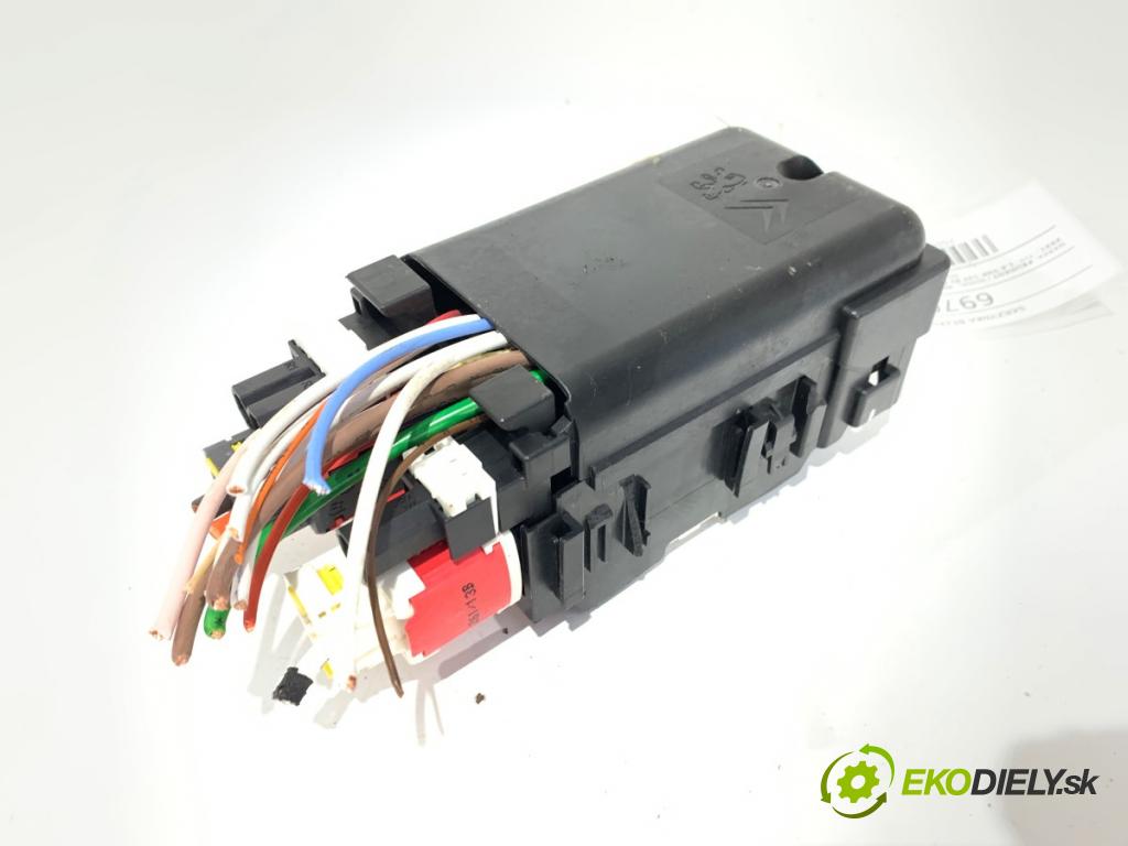 PEUGEOT 308 II (LB_, LP_, LW_, LH_, L3_) 2013 - 2021    1.6 THP 125 92 kW [125 KM] benzyna 2013 - 2021  skříňka poistková 9665492680 (Pojistkové skříňky)