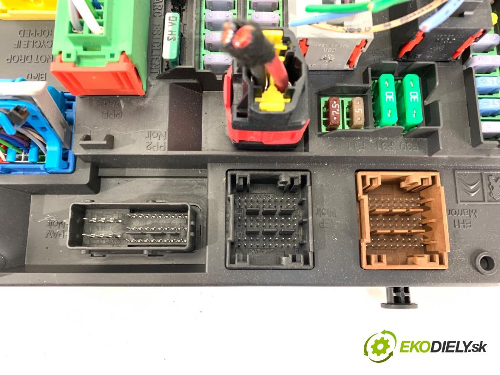 PEUGEOT 308 II (LB_, LP_, LW_, LH_, L3_) 2013 - 2021    1.6 THP 125 92 kW [125 KM] benzyna 2013 - 2021  modul BSI 9806687880 (Pojistkové skříňky)