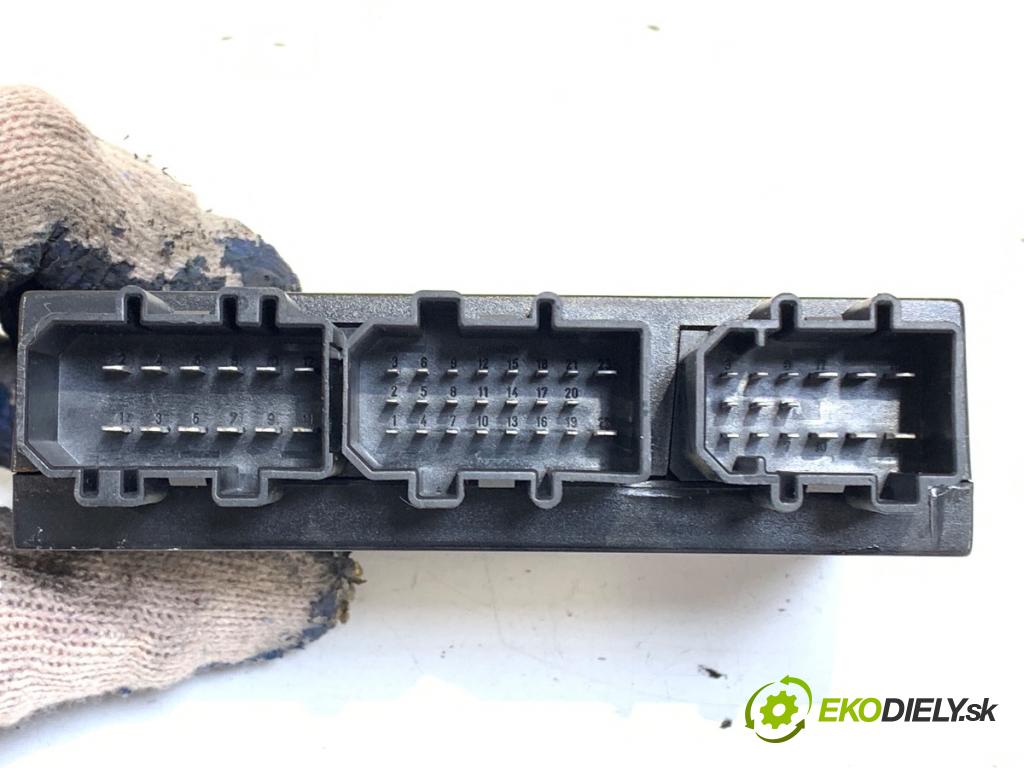 SEAT LEON (1M1) 1999 - 2006    1.4 16V 55 kW [75 KM] benzyna 1999 - 2006  Modul komfortu 1J0959799S (Modul komfortu)