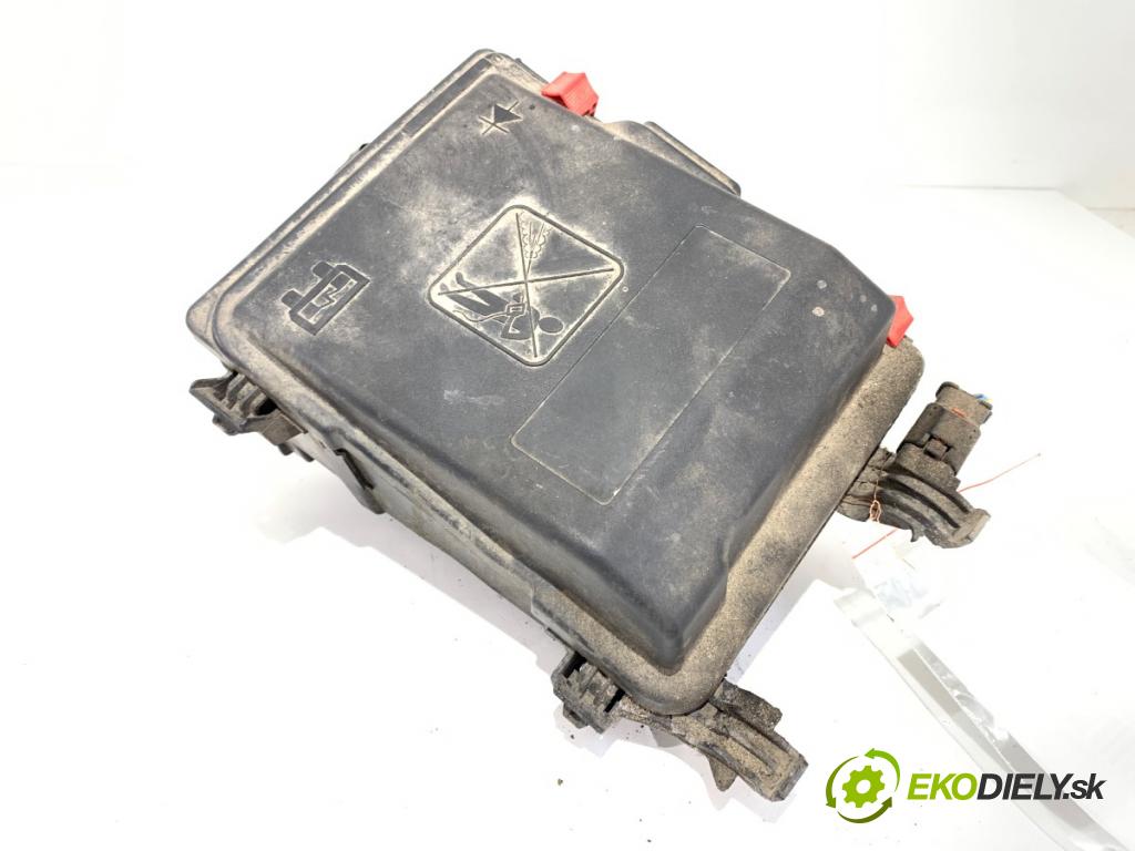 PEUGEOT 308 II (LB_, LP_, LW_, LH_, L3_) 2013 - 2021    1.6 THP 125 92 kW [125 KM] benzyna 2013 - 2021  skříňka poistková 9807091980 (Pojistkové skříňky)