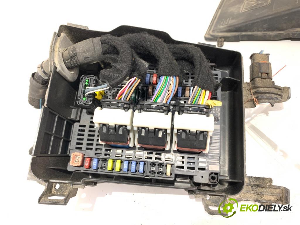 PEUGEOT 308 II (LB_, LP_, LW_, LH_, L3_) 2013 - 2021    1.6 THP 125 92 kW [125 KM] benzyna 2013 - 2021  skříňka poistková 9807091980 (Pojistkové skříňky)