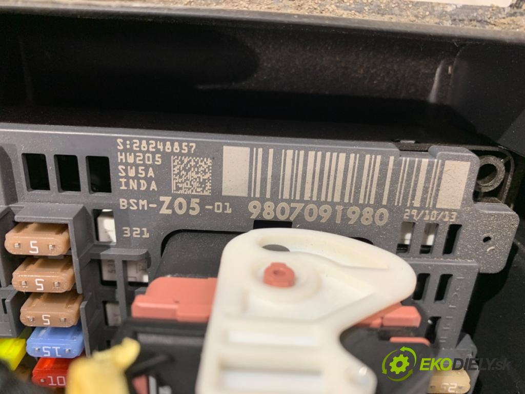 PEUGEOT 308 II (LB_, LP_, LW_, LH_, L3_) 2013 - 2021    1.6 THP 125 92 kW [125 KM] benzyna 2013 - 2021  skříňka poistková 9807091980 (Pojistkové skříňky)