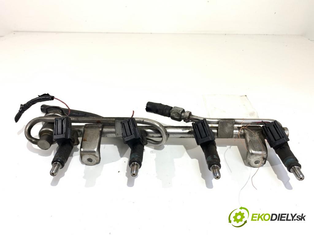 AUDI A4 B6 (8E2) 2000 - 2005    2.0 96 kW [130 KM] benzyna 2000 - 2004  Lišta vstrekovacia 058133681 06B133551K (Vstrekovacia lišta)