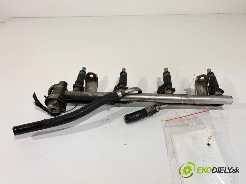 AUDI A4 B6 (8E2) 2000 - 2005    2.0 96 kW [130 KM] benzyna 2000 - 2004  Lišta vstrekovacia 058133681 06B133551K (Vstrekovacia lišta)