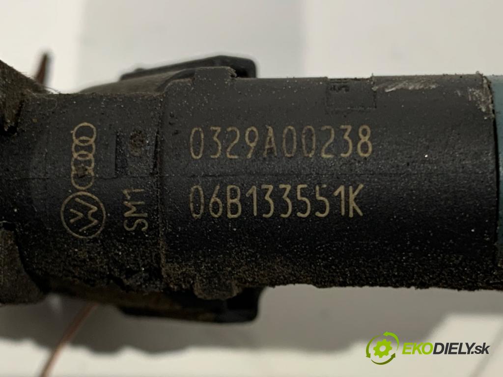AUDI A4 B6 (8E2) 2000 - 2005    2.0 96 kW [130 KM] benzyna 2000 - 2004  Lišta vstrekovacia 058133681 06B133551K (Vstrekovacia lišta)
