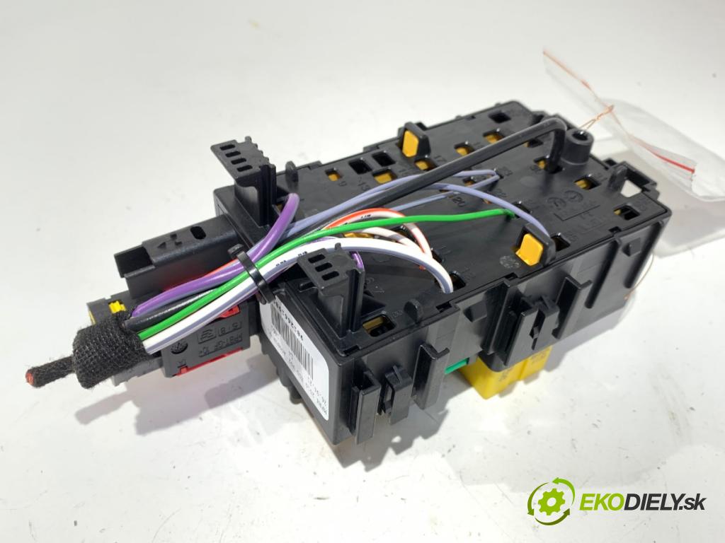 OPEL CROSSLAND X / CROSSLAND (P17, P2QO) 2017 - 2022    1.2 (75) 81 kW [110 KM] benzyna 2017 - 2022  skříňka poistková 9812661980 (Pojistkové skříňky)