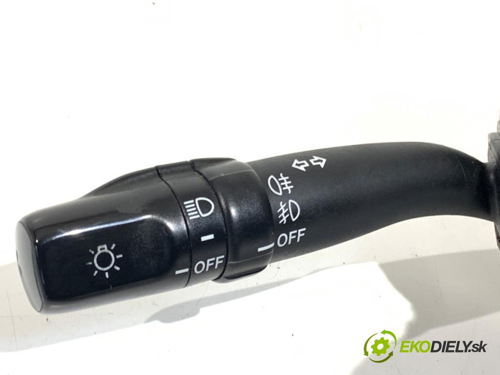 TOYOTA COROLLA Verso (ZER_, ZZE12_, R1_) 2004 - 2009    2.2 D-4D (AUR10_) 100 kW [136 KM] olej napędowy 2005 - 2009  Prepínač smeroviek 84140-105110 (Prepínač/spínač/tlačidlo a ovládač kúrenia)