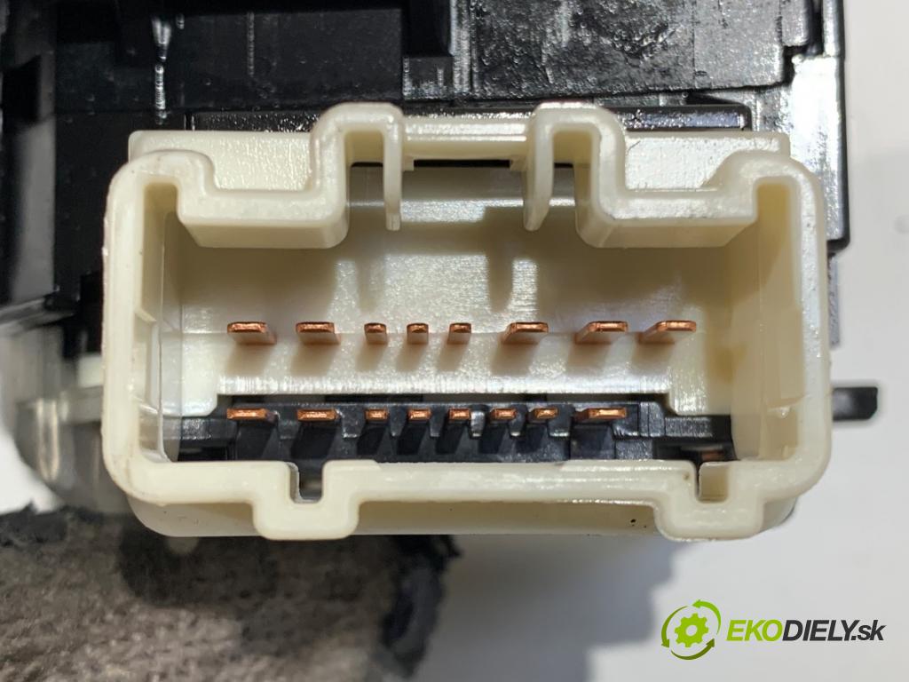 TOYOTA COROLLA Verso (ZER_, ZZE12_, R1_) 2004 - 2009    2.2 D-4D (AUR10_) 100 kW [136 KM] olej napędowy 2005 - 2009  Prepínač smeroviek 84140-105110 (Prepínač/spínač/tlačidlo a ovládač kúrenia)