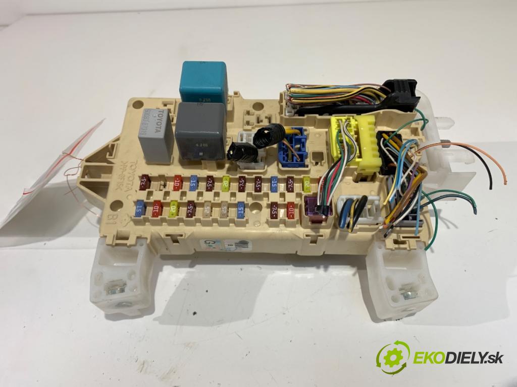 TOYOTA COROLLA Verso (ZER_, ZZE12_, R1_) 2004 - 2009    2.2 D-4D (AUR10_) 100 kW [136 KM] olej napędowy 2005 - 2009  modul BSI 89221-8F838 (Pojistkové skříňky)