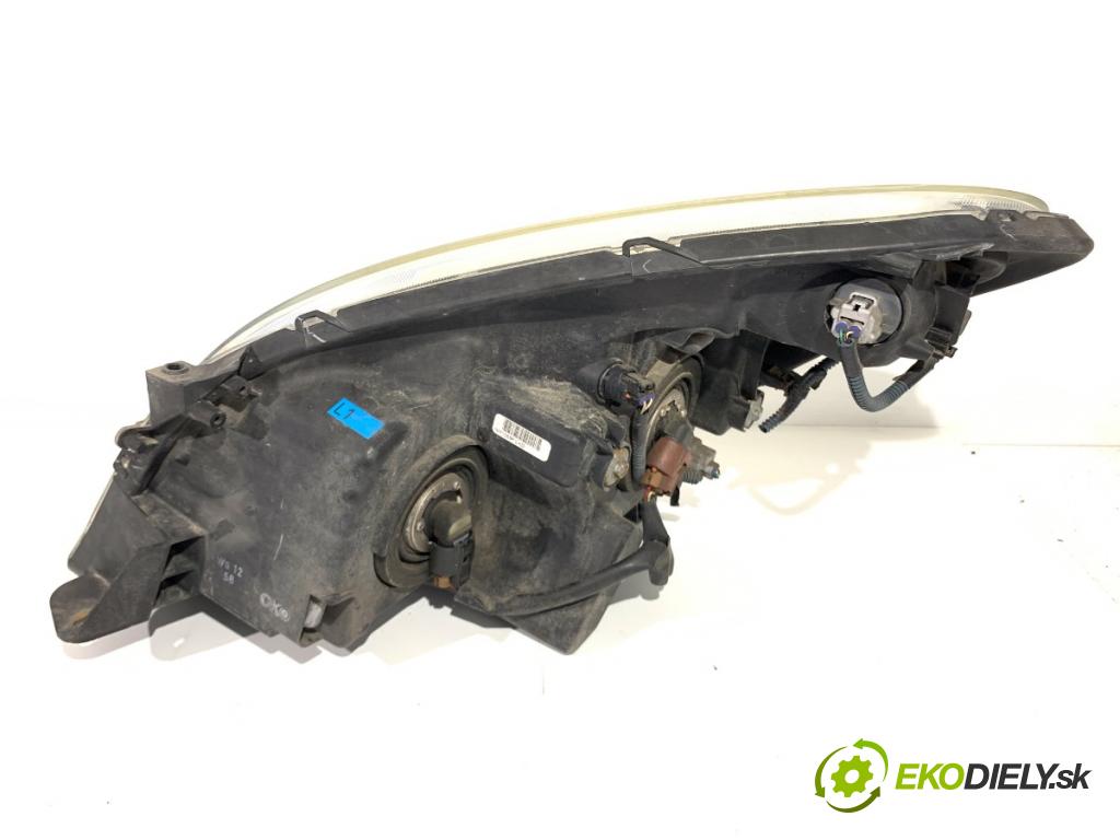TOYOTA COROLLA Verso (ZER_, ZZE12_, R1_) 2004 - 2009    2.2 D-4D (AUR10_) 100 kW [136 KM] olej napędowy 2005 - 2009  světlomet pravý přední část