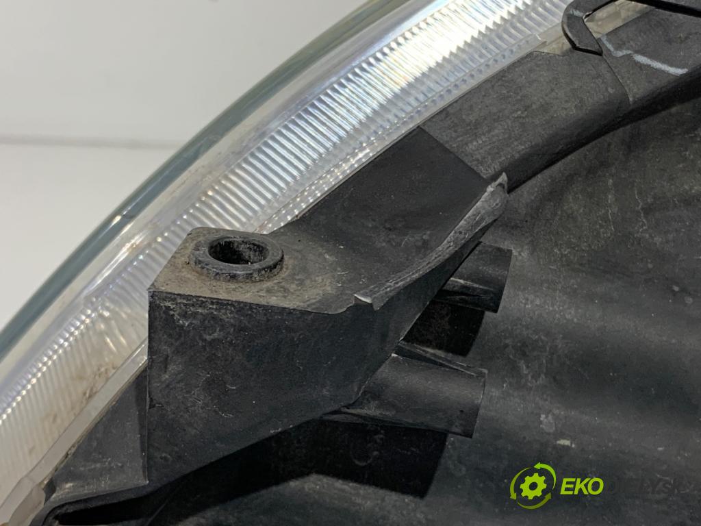 TOYOTA COROLLA Verso (ZER_, ZZE12_, R1_) 2004 - 2009    2.2 D-4D (AUR10_) 100 kW [136 KM] olej napędowy 2005 - 2009  světlomet pravý přední část
