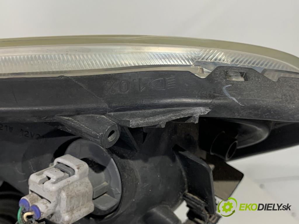 TOYOTA COROLLA Verso (ZER_, ZZE12_, R1_) 2004 - 2009    2.2 D-4D (AUR10_) 100 kW [136 KM] olej napędowy 2005 - 2009  světlomet pravý přední část