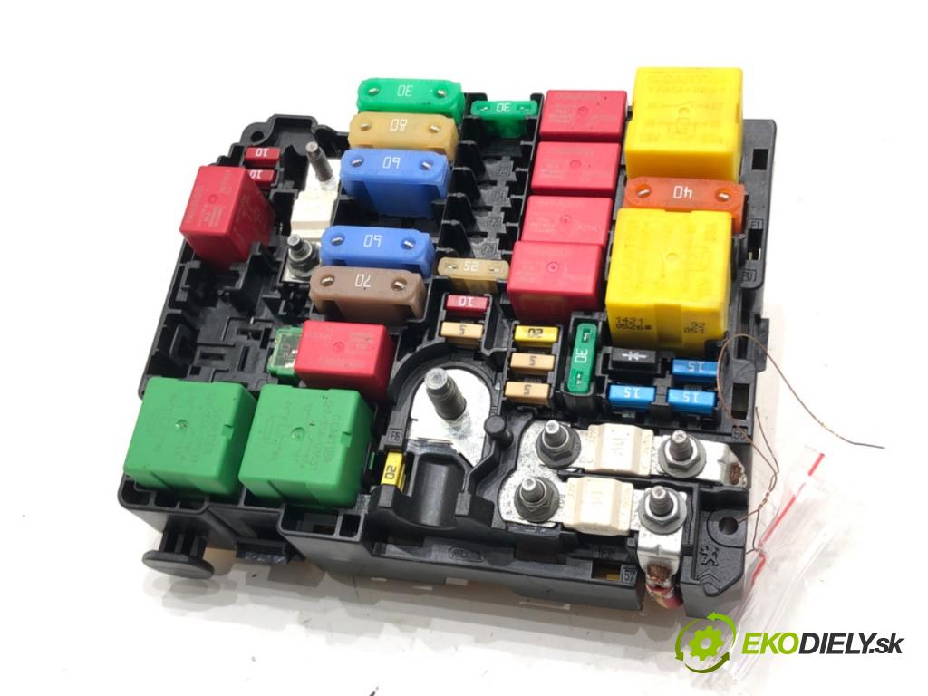 OPEL CROSSLAND X / CROSSLAND (P17, P2QO) 2017 - 2022    1.2 (75) 81 kW [110 KM] benzyna 2017 - 2022  skříňka poistková 9804848580 (Pojistkové skříňky)