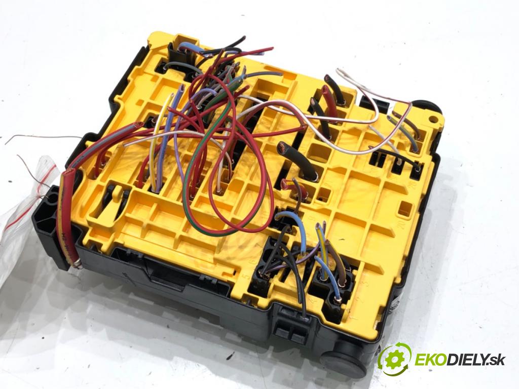 OPEL CROSSLAND X / CROSSLAND (P17, P2QO) 2017 - 2022    1.2 (75) 81 kW [110 KM] benzyna 2017 - 2022  skříňka poistková 9804848580 (Pojistkové skříňky)