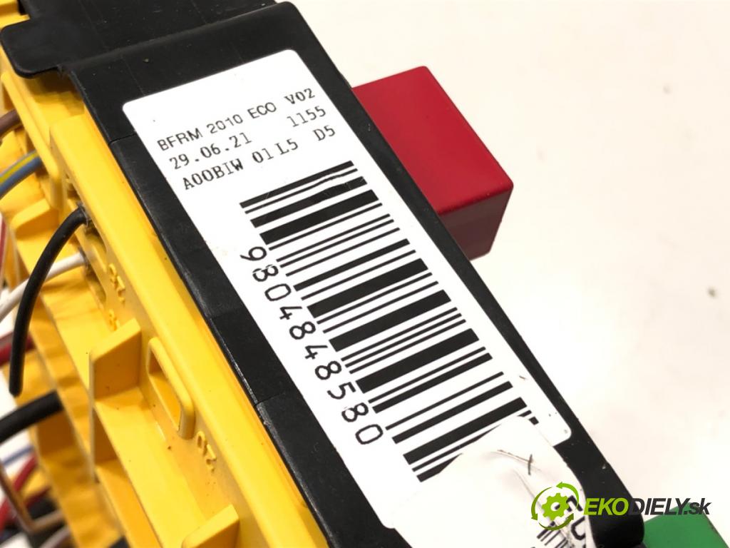 OPEL CROSSLAND X / CROSSLAND (P17, P2QO) 2017 - 2022    1.2 (75) 81 kW [110 KM] benzyna 2017 - 2022  skříňka poistková 9804848580 (Pojistkové skříňky)