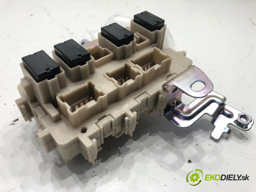 NISSAN QASHQAI II SUV (J11, J11_) 2013 - 2022    1.3 DIG-T 103 kW [140 KM] benzyna 2018 - 2022  skříňka poistková  (Pojistkové skříňky)