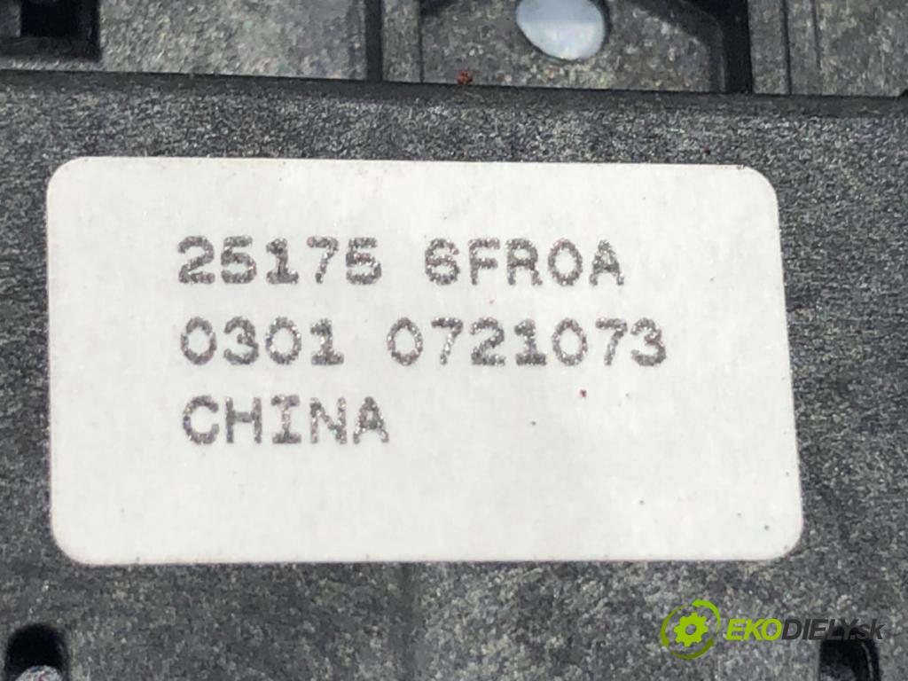NISSAN QASHQAI II SUV (J11, J11_) 2013 - 2022    1.3 DIG-T 103 kW [140 KM] benzyna 2018 - 2022  Spínač brzdy ručnej brzdy 251756FR0A (Prepínač/spínač/tlačidlo a ovládač kúrenia)