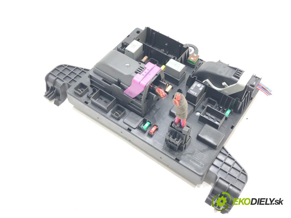 OPEL ASTRA J (P10) 2009 - 2015    2.0 CDTI (68) 118 kW [160 KM] olej napędowy 2009 - 2015  modul BSI 13302301 (Pojistkové skříňky)