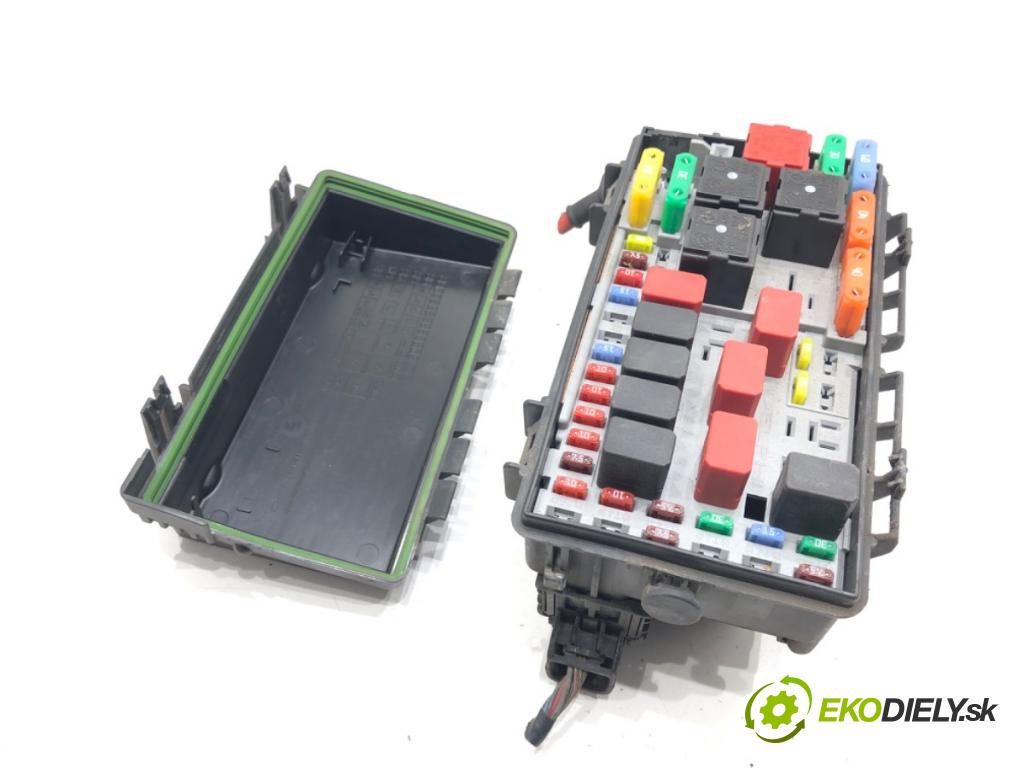 FIAT GRANDE PUNTO (199_) 2005 - 2022    1.2 48 kW [65 KM] benzyna 2005 - 2022  skříňka poistková 51736451 (Pojistkové skříňky)