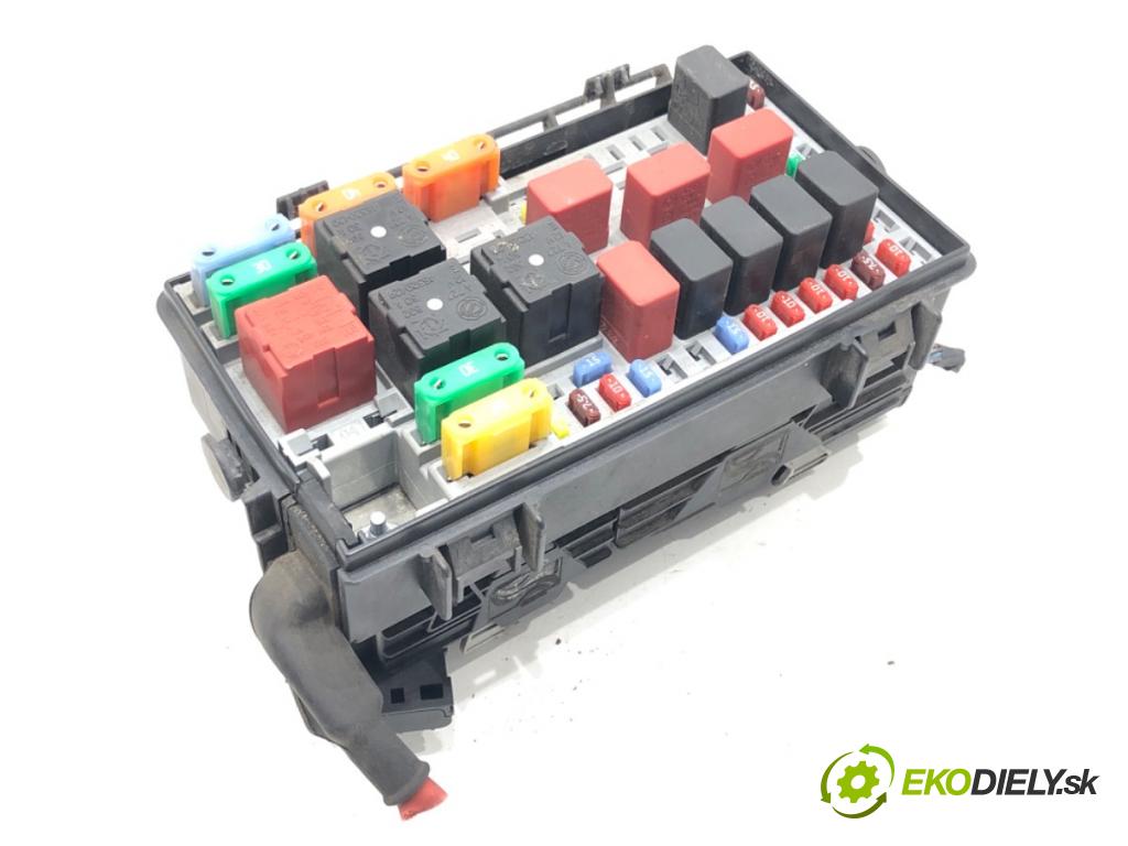 FIAT GRANDE PUNTO (199_) 2005 - 2022    1.2 48 kW [65 KM] benzyna 2005 - 2022  skříňka poistková 51736451 (Pojistkové skříňky)